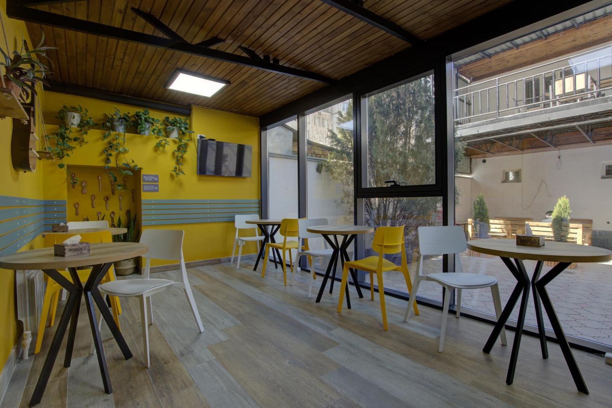 People Hostel & Coworking Бишкек Екстериор снимка